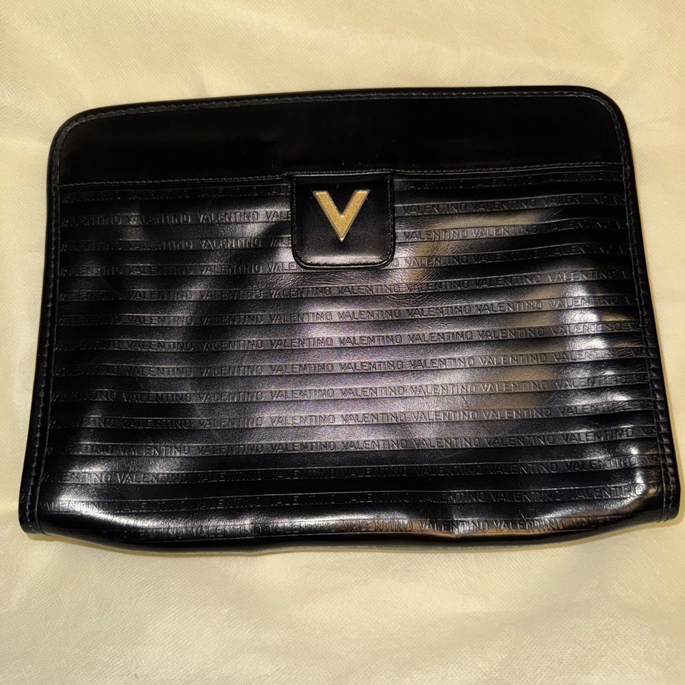 CLASSY VALENTINO CLUTCH